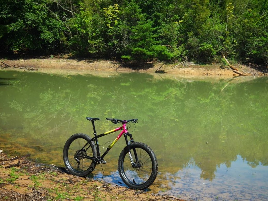 riverwest_y's tweet photo. スマホデータを整理してたら発見！
絶景で最高にカッコいいMTB🔥
#allcity 
#ElectricQueen https://t.co/2kHDuhS0Xn