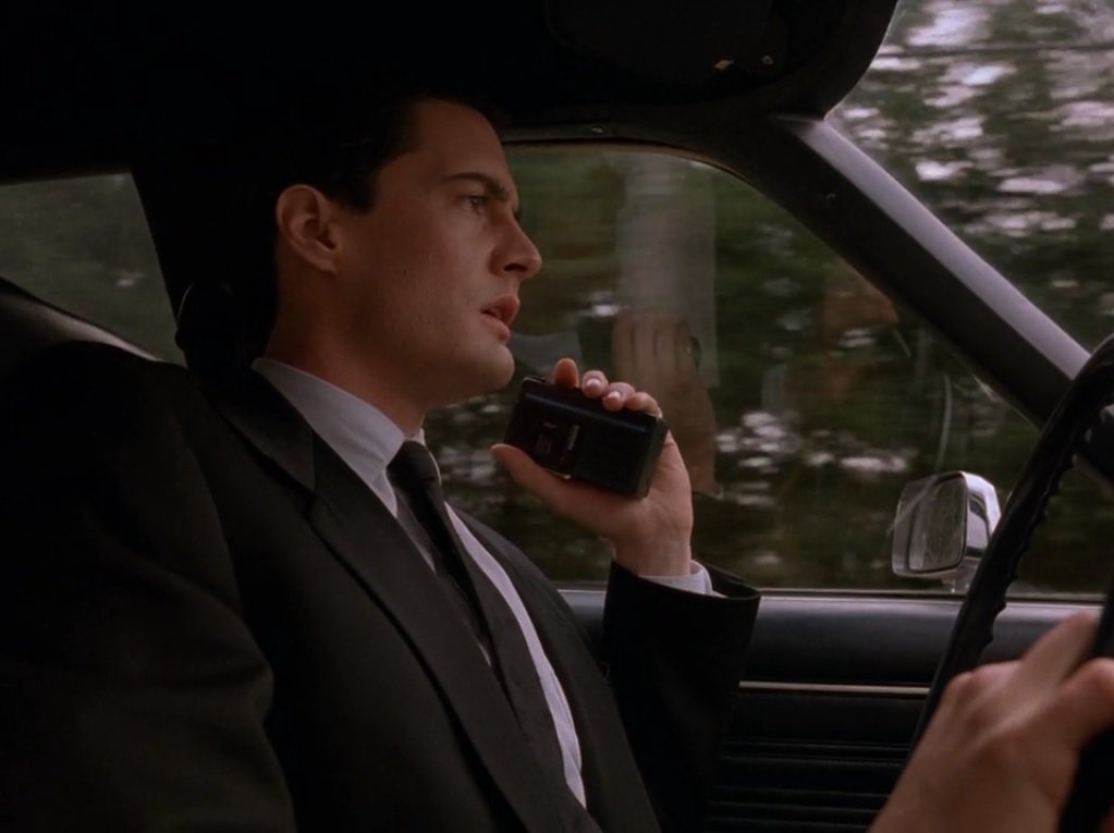 horrorlosers's tweet photo. 11:30 de la mañana. 24 de febrero de 1989. El agente especial del FBI, Dale Cooper, llega al pueblo de TWIN PEAKS para investigar el asesinato de Laura Palmer. Feliz #TwinPeaksDay https://t.co/C4RQfBkIdf