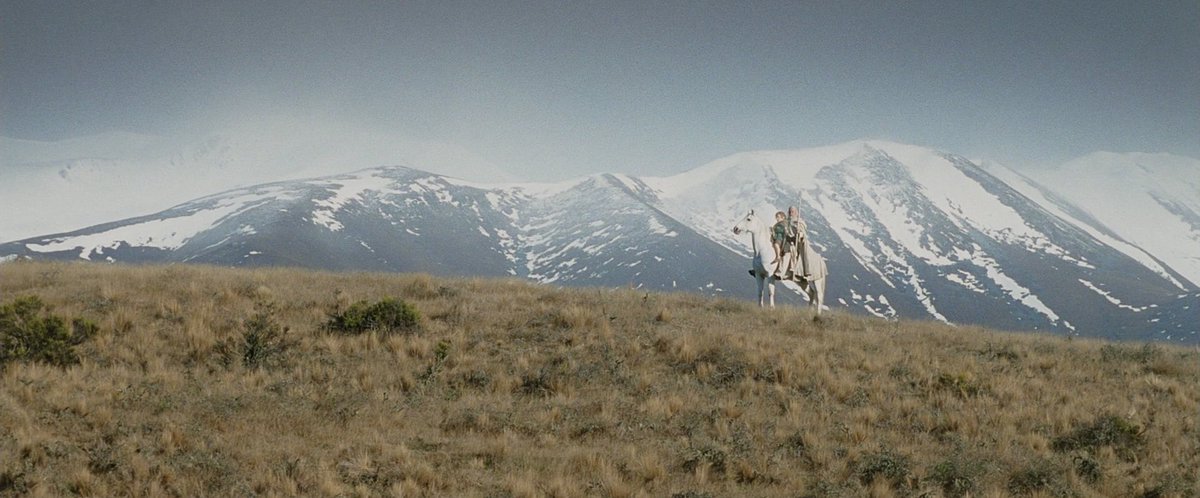 |￣￣￣￣￣￣￣￣￣￣￣￣￣|
|  EL SEÑOR DE LOS ANILLOS |
| ES LA MEJOR TRILOGÍA DEL |
|____＿＿＿CINE＿＿＿ ______ |
                    \ (•◡•) / 
                      \      / 
                       ——
                       |     |
                       |_   |_