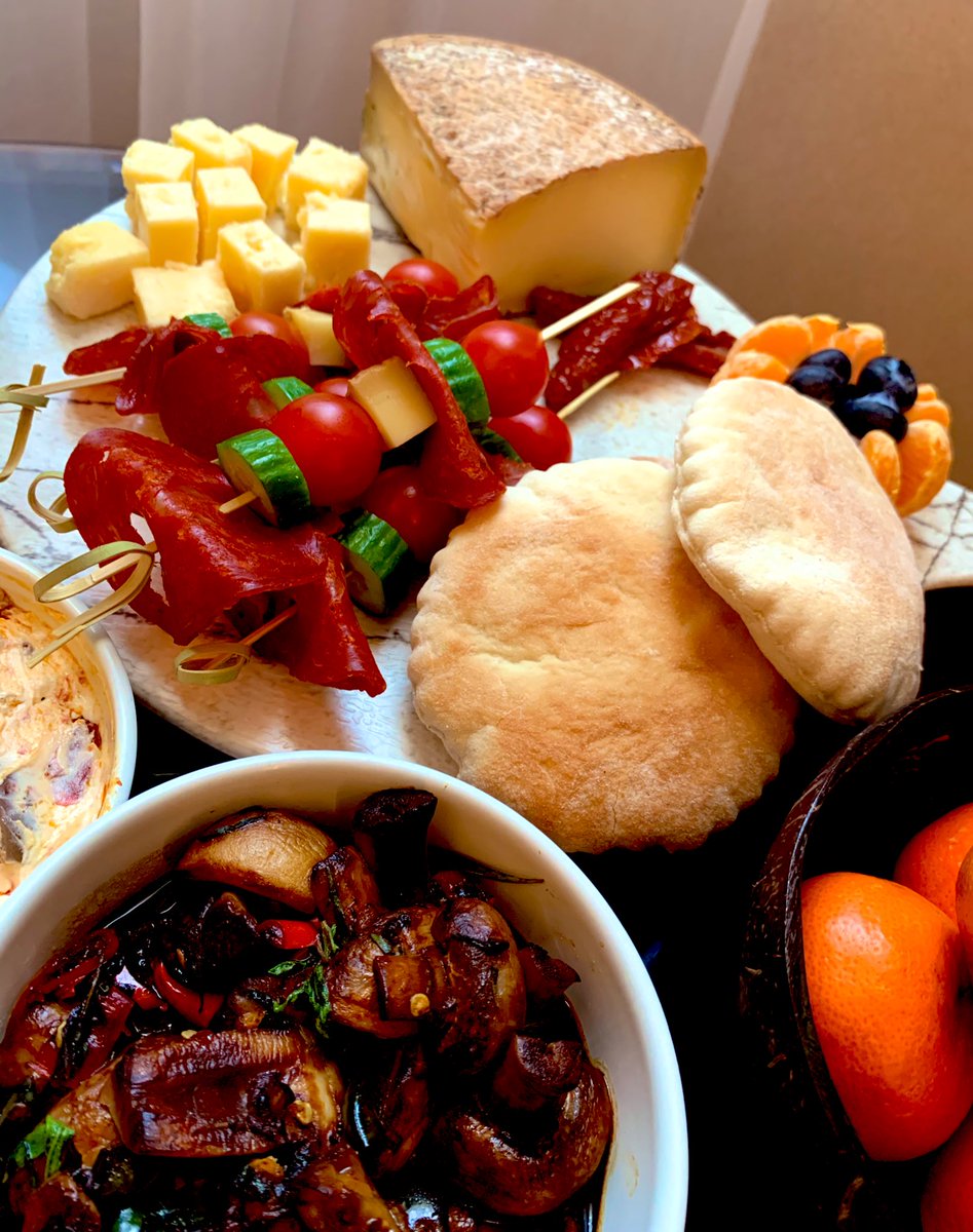 وصفة المشروم دايما تطلبها صديقتي كل ما  زارتني، وخلصتها عني اليوم 🙈الوصفة عبارة عن: انحمر شرايح ثوم في زيت زيتون، أضيف فلفل أخضر وفلفل أحمر حار " هي اتحبه سبايسي" وأضيف المشروم، وشوية صويا صوص النوع الغامق، وملعقتين ماء، وشوية ورق زعتر أخضر أو أوريغانو مجفف، ورشة ملح،وبالعافية