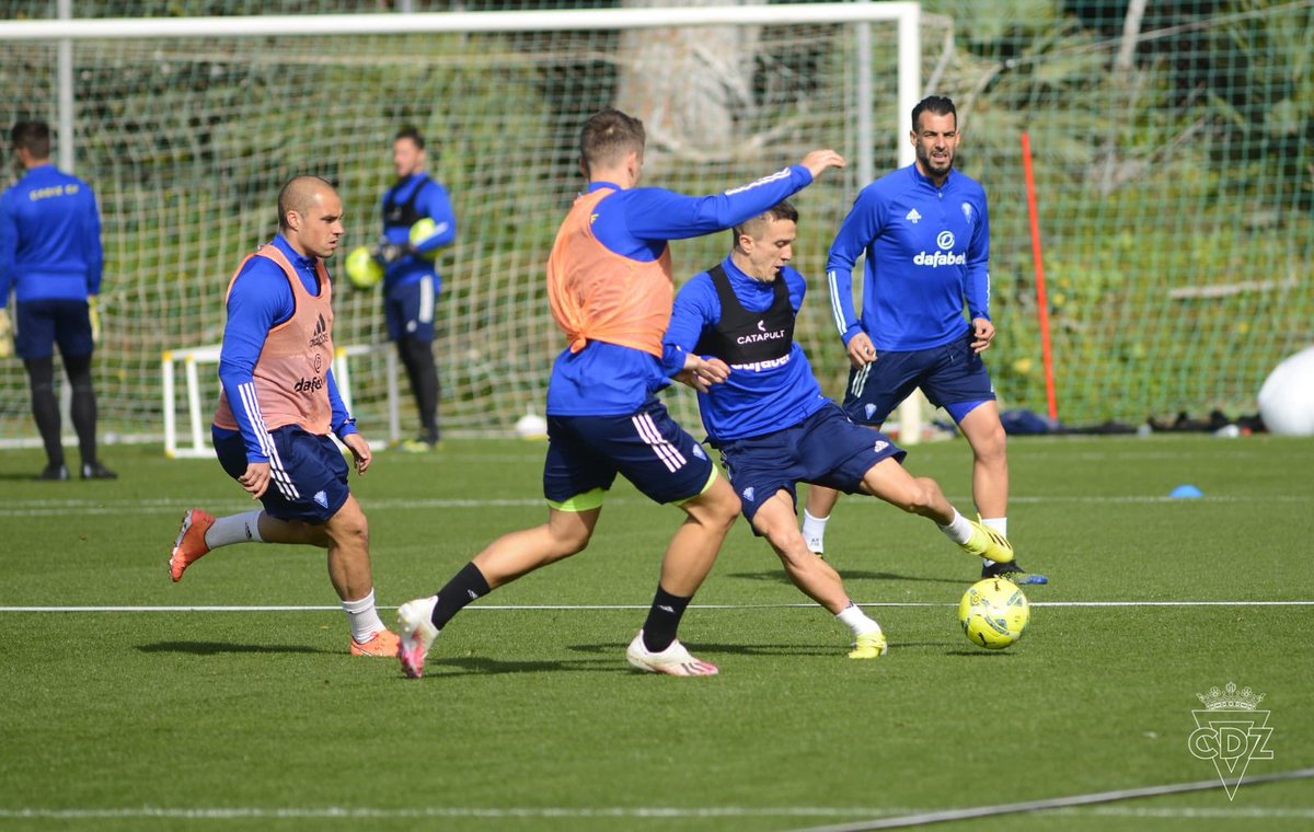 ¿INGÓGNITA DESPEJADA? | Esta es la instantánea que el @Cadiz_CF hace pública en Twitter. Si tal foto es del entrenamiento de hoy, SALVI deja de ser DUDA y pasa a estar DISPONIBLE. Recordemos que el sanluqueño tuvo que ser sustituido en Barcelona con molestias en el gemelo. https://t.co/JeaHq8ZM2M