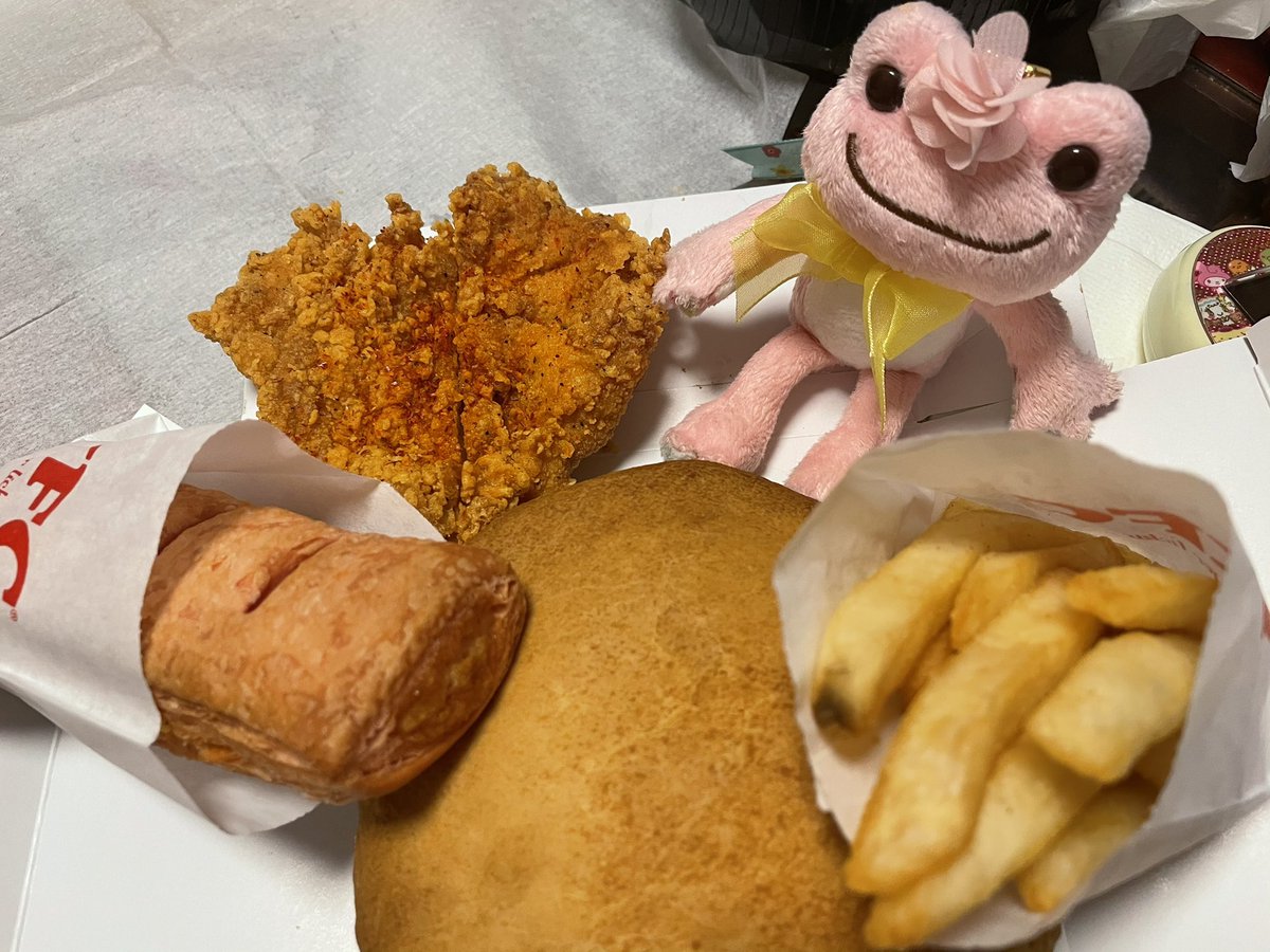 テト ふぇれっとラブ ᴥ ケンタッキーたべたケロ 気になっていたジンジャーホットチキンも食べたょ 生姜の味がきいてて美味しかった チキンクリームポットパイといちごチョコパイも食べちゃったケロ ケンタッキー ジンジャーホット