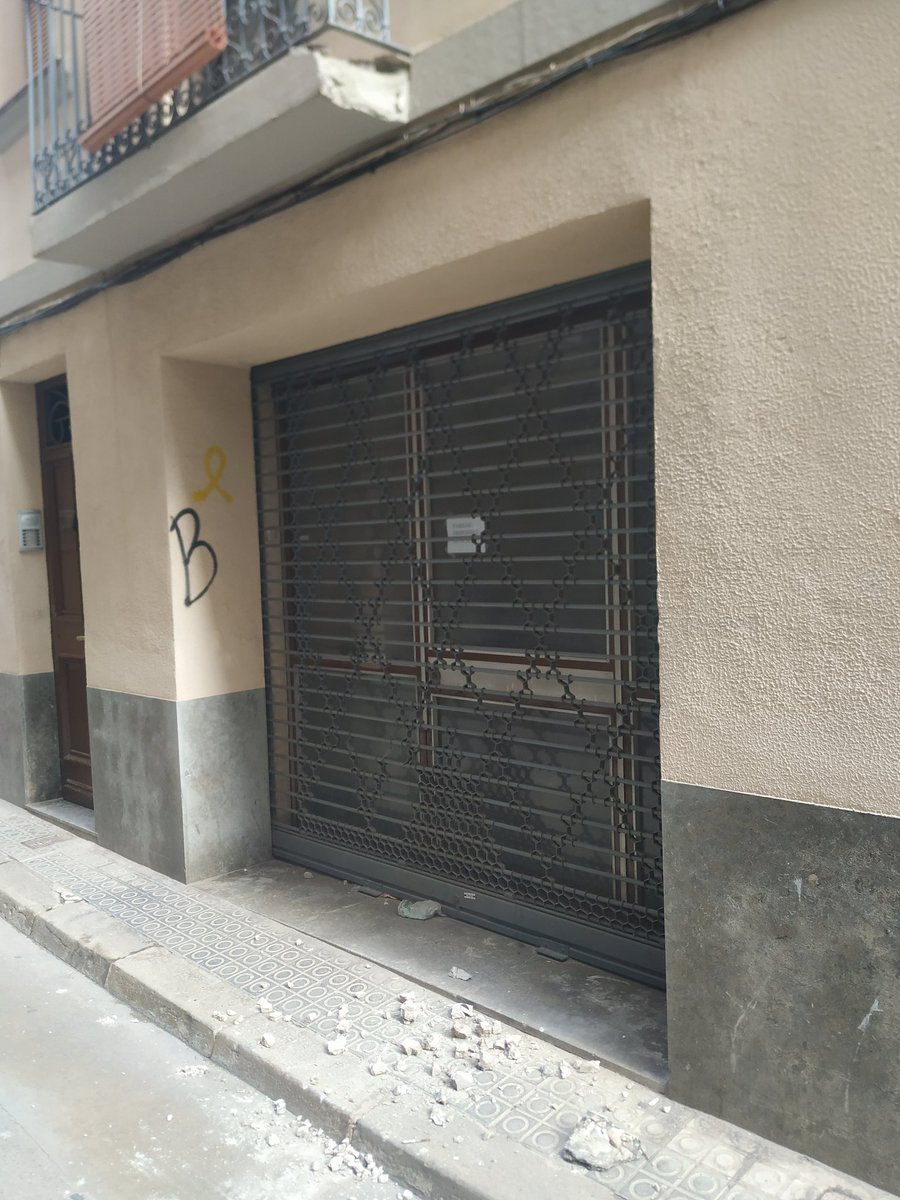 GarcesJordi's tweet photo. El Barri Antic ens cau a sobre. Ara mateix, al carrer Santamaria. Mentrestant, l'@ajmanresa mira cap a una altra banda. Obro fil: https://t.co/e9SqEzZeIJ
