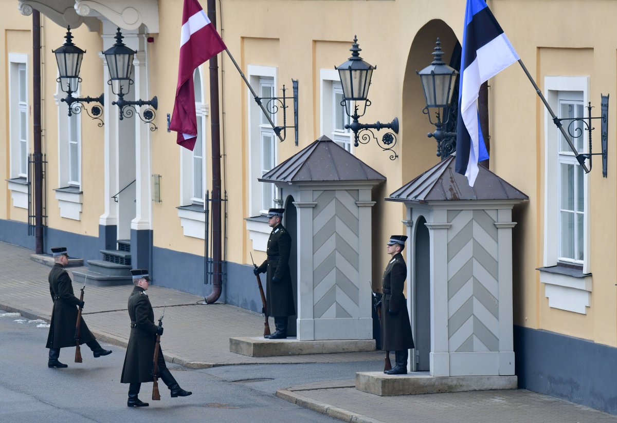 Rigas_pils's tweet photo. Igaunijas Neatkarības dienā kaimiņu karogs pacelts arī Rigas pils Svētā gara tornī 🇪🇪 https://t.co/0cLp0kRqYM