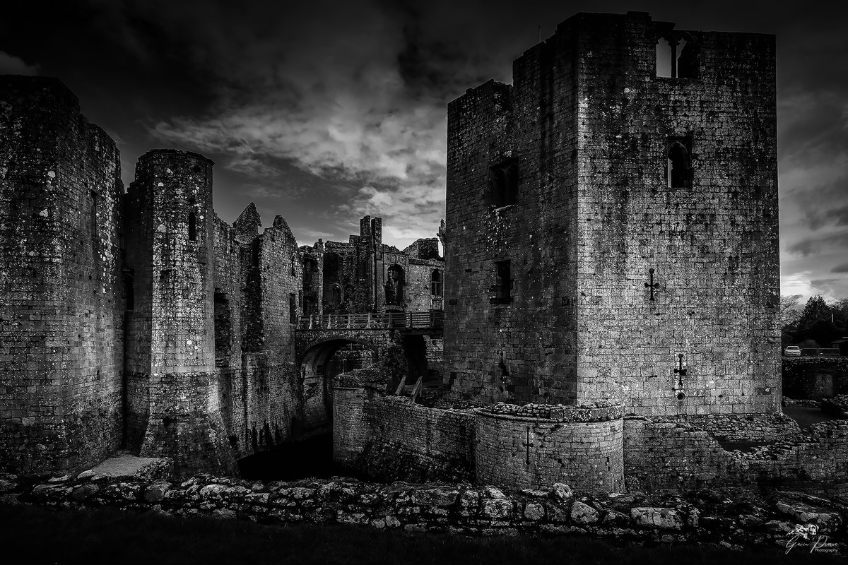 The #beautiful #romantic and #dramatic #Rhaglan #Castle capture back in March 2020 just before #lockdown 1 was announced.
.
📸#Fujifilm X-T3 with XF10-24mm lens at 14mm. ISO400, f/8 with 1/160 exposure. #nisiuk CPL attached. #landscape #landscapephotography #landscapelovers