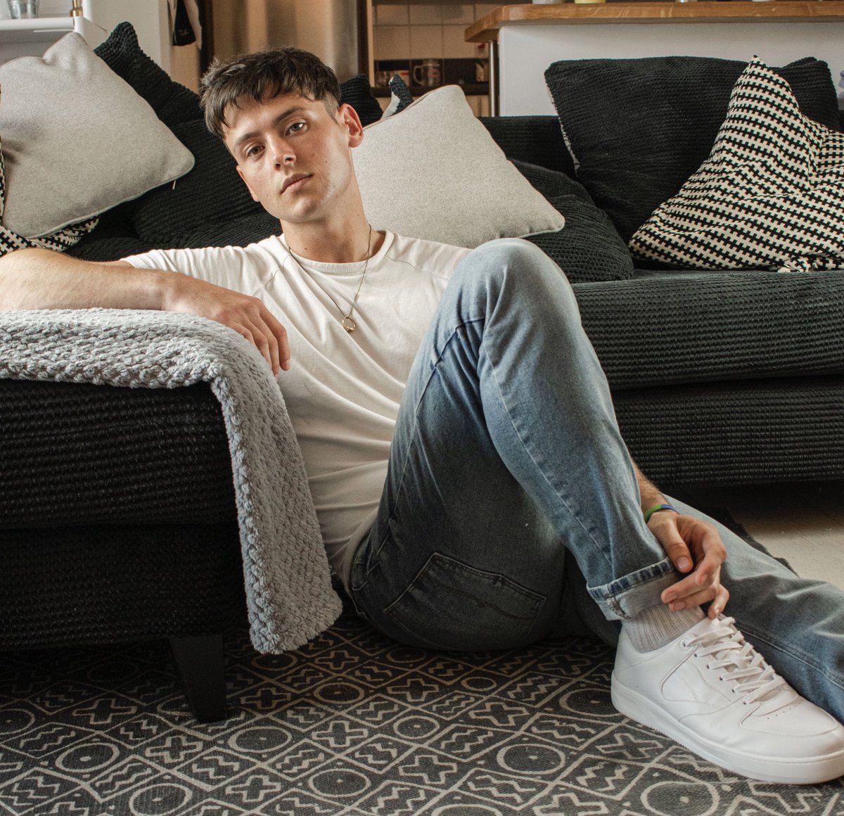 LoneLaveer's tweet photo. “Comfortable” is out everywhere this Friday 🌍 Get the track added to your Spotify automatically by hitting the link in bio 🔗 https://t.co/F3VeBBgUhj