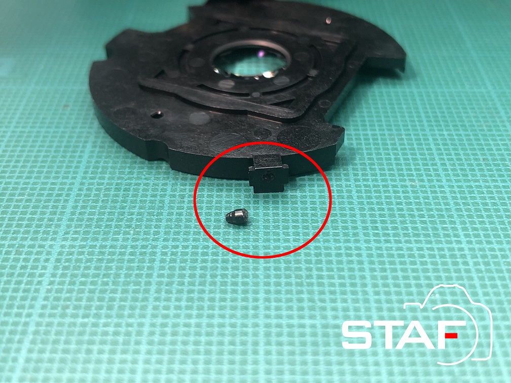 Un golpe en este equipo ha provocado la rotura de una pequeña guía, lo que hace que se atasque el recorrido del objetivo. 

#fotografía #camera #camerarepair #photo #canon #sony #camerarepairservice #nikon #olympus #ricoh #fujifilm #fotografosespaña