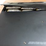 お母さんから「パソコンが壊れた」写真が届いた…バッテリーが膨らみ過ぎで危険…