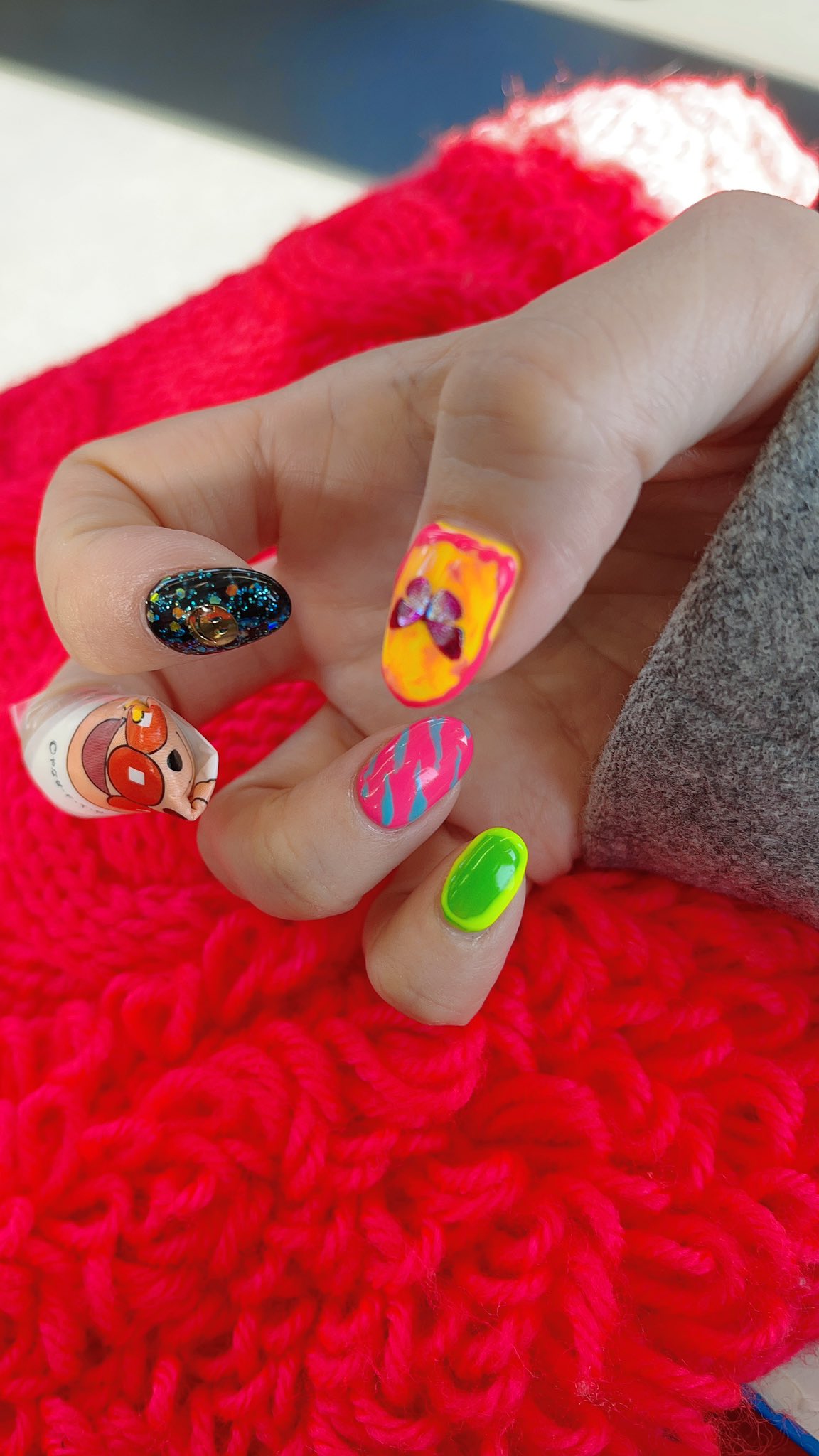 玉ちゃん こーーんなに可愛いネイルにしてもらったのに 中指だけ出来ないという切なさ せめて絆創膏を可愛く と アンパンマンにしたらいい感じになったよ やっぱりネイルはテンションあがるね 心配させてしまった指も無事です 爪が伸びる自然治癒