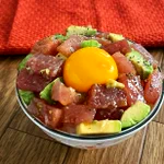具材のごろっと感が美味しそう!マグロとアボカドで作るポキ丼!