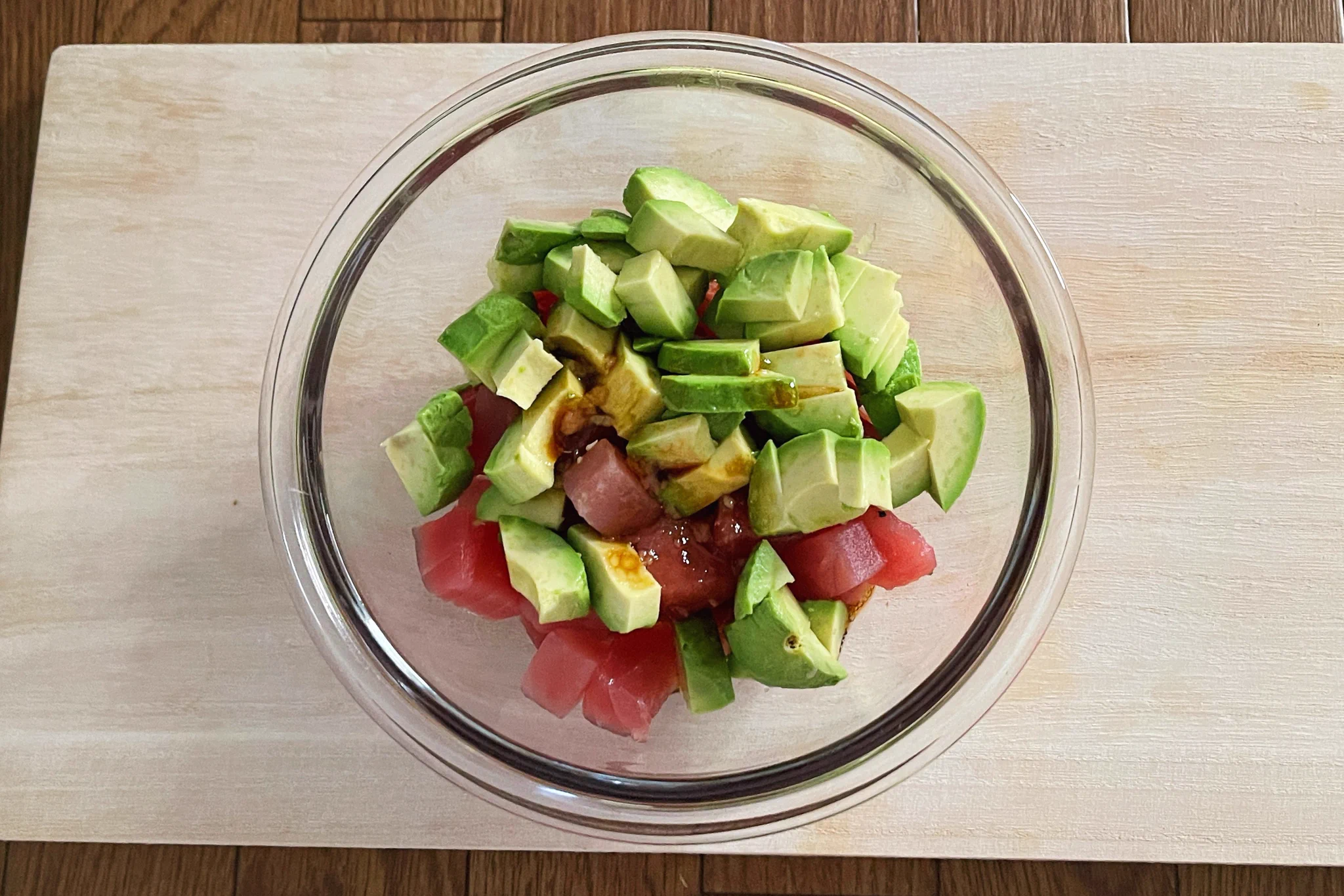 具材のごろっと感が美味しそう！マグロとアボカドで作るポキ丼！