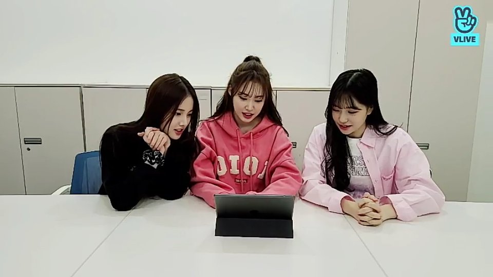 our visual trinity is live!
vlive.tv/video/238240