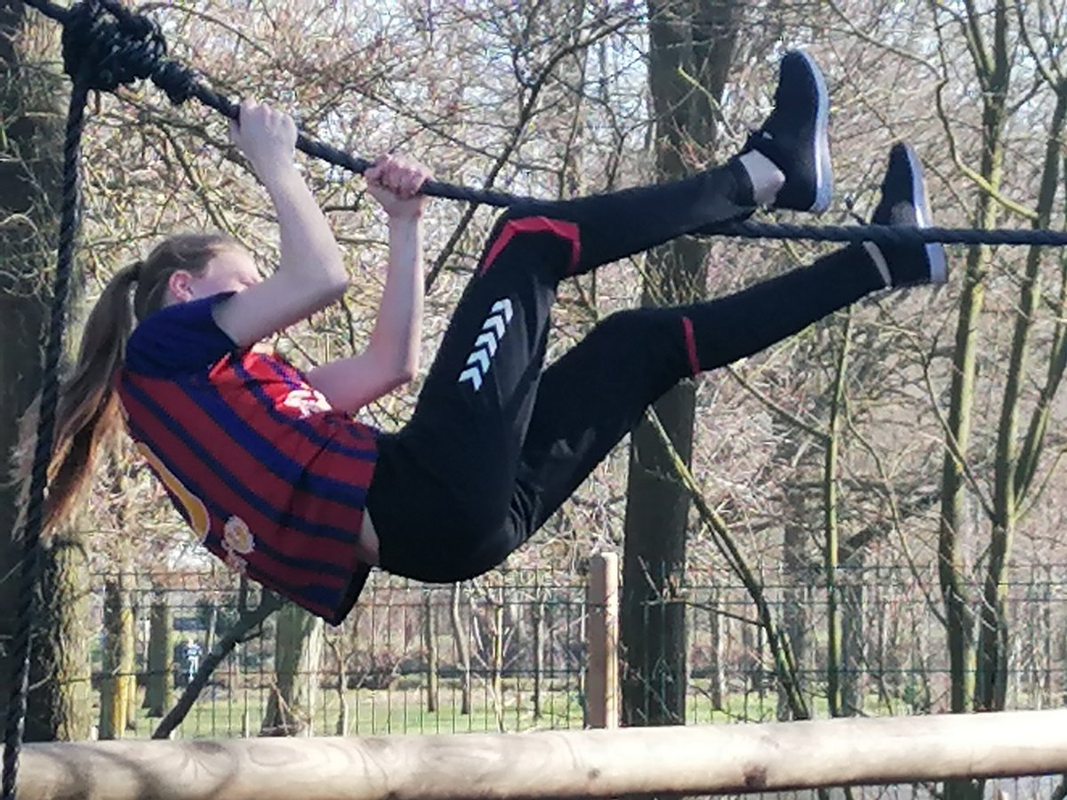 SchiphorstJ's tweet photo. #Wintergamesnl @GemeenteLosser met vandaag spectaculaire sporten. De jongeren 12-17 jarigen werden uitgedaagd bij de Survivalrun 
bij de #DinkelSurvivalRunners Losser en bij het Mountainbiken in #Overdinkel. Iedereen bedankt voor deelname en tot vrijdag! https://t.co/hA44vKN6Ws