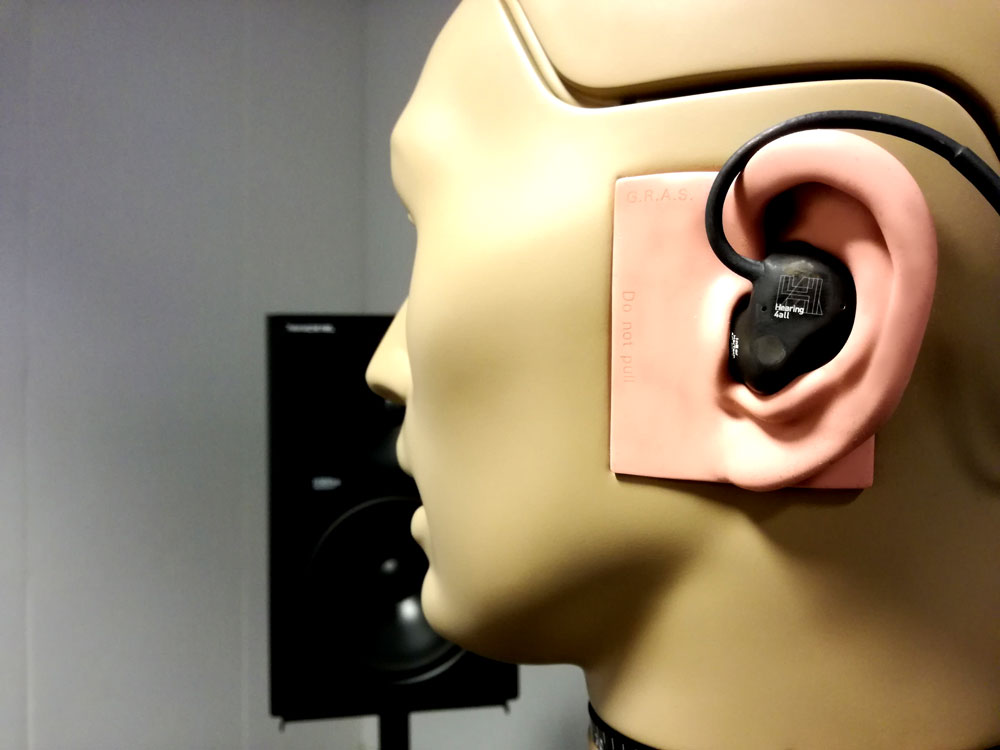 Zuverlässige Sprachsteuerung und glasklare Kommunikation bei Lärm am Arbeitsplatz mit Hilfe eines Gehörschutzes. Das <a href="/ctmagazin/">c't magazin</a> berichtet über das Hearable des <a href="/Fraunhofer_IDMT/">Fraunhofer IDMT</a> für den smarten Arbeitsplatz. Alle Infos zum Projekt finden Sie hier: s.fhg.de/2hC