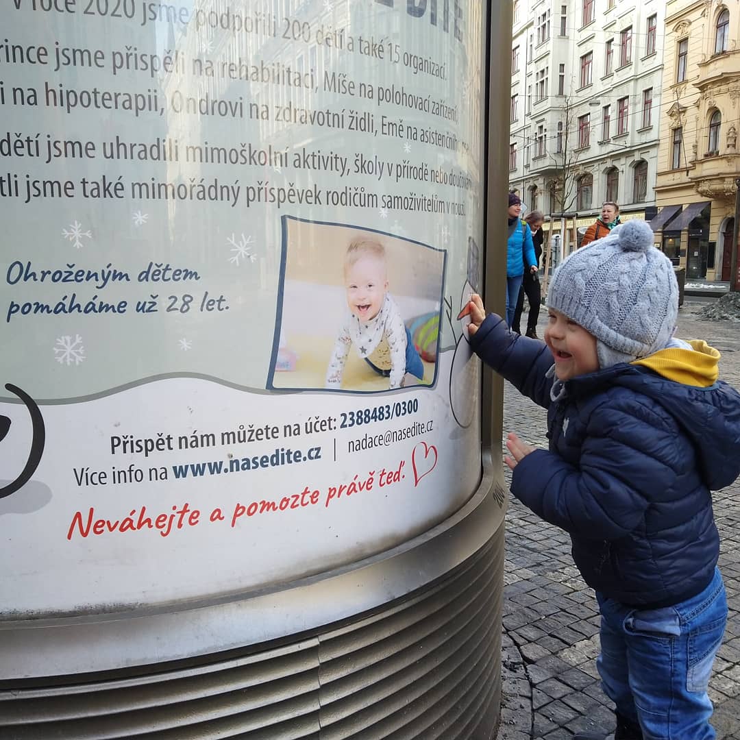 K tomu není co dodat. 😃😍🤗

Vítečka jsme vám představili v nedávném postu. Nyní rehabilituje v Praze a byl se podívat, jak mu to na našem zimním plakátu krásně sluší. 🤩🥰

A proto: pomáhejte s námi! ❤️

Vykouzlit úsměvy na dětských tvářích.🙏🌞🍀