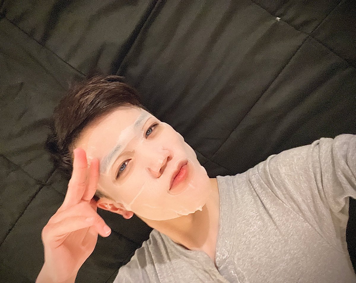 LukeWilliamsKR's tweet photo. 피부에게 양보하세요👦🏻💕  #skincare before bed 🛏️Brightening on😎  #koreanskincare @innisfreettown https://t.co/83Llqox3St