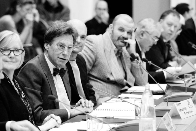 💙Rick ten Have - oud-fractievoorzitter @WNAGV - is overleden. Hij was een markant waterbestuurder; onafscheidelijk met pijp en vlinderdas. In 2015 ontving hij de Waterschapspenning voor ruim 25 jaar inzet, eerst bij Zuiveringschap Amstel & Gooiland, daarna in ons @waterschapagv.