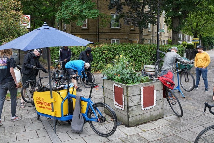 LoughboroughPrk's tweet photo. The brilliant Dr Bike are fixing bikes for free today and Saturday on the junction of Coldharbour Lane &amp; Shakespeare Road.  

https://t.co/u8dhu2oV7n https://t.co/25StbMLiBD