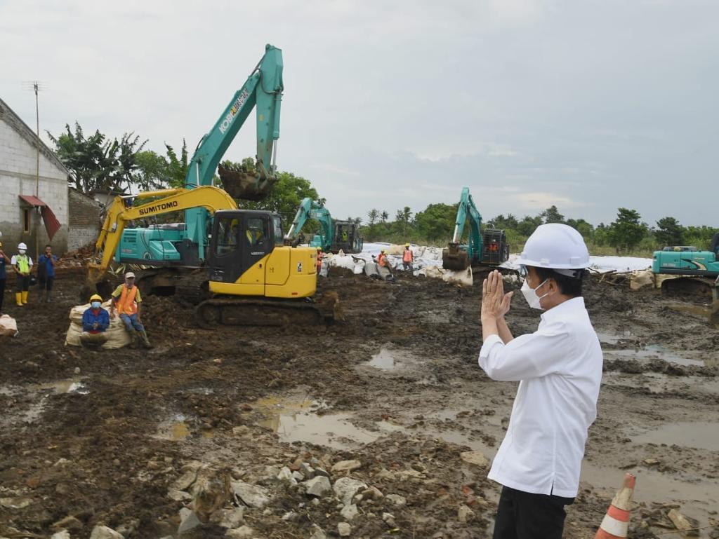 Sabtu malam lalu, tanggul Sungai Citarum di Bekasi, jebol di tiga titik. Limpasan air merendam rumah-rumah sekitarnya. Ribuan warga mengungsi.

Sampai sore ini, perbaikan tanggul yang jebol itu masih berlangsung. Mudah-mudahan dalam dua hari tanggul tersebut sudah normal kembali.