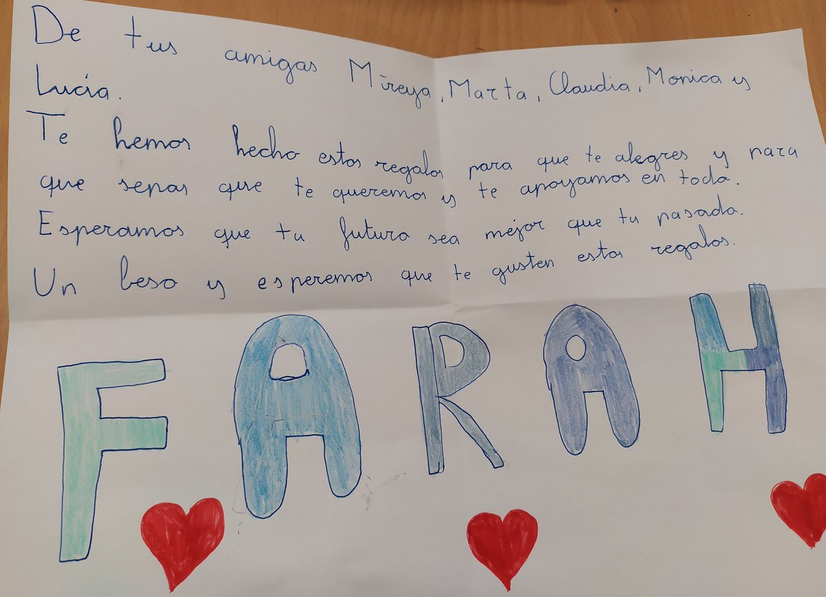 No suelo hacer estas cosas, pero esto tenía que compartirlo. Una alumna de mi curso no tiene suficientes recursos económicos para comprar material escolar, al saber esto otro grupo de alumnos se han juntado y le han comprado toda clase de regalos para que no le vuelva a faltar.