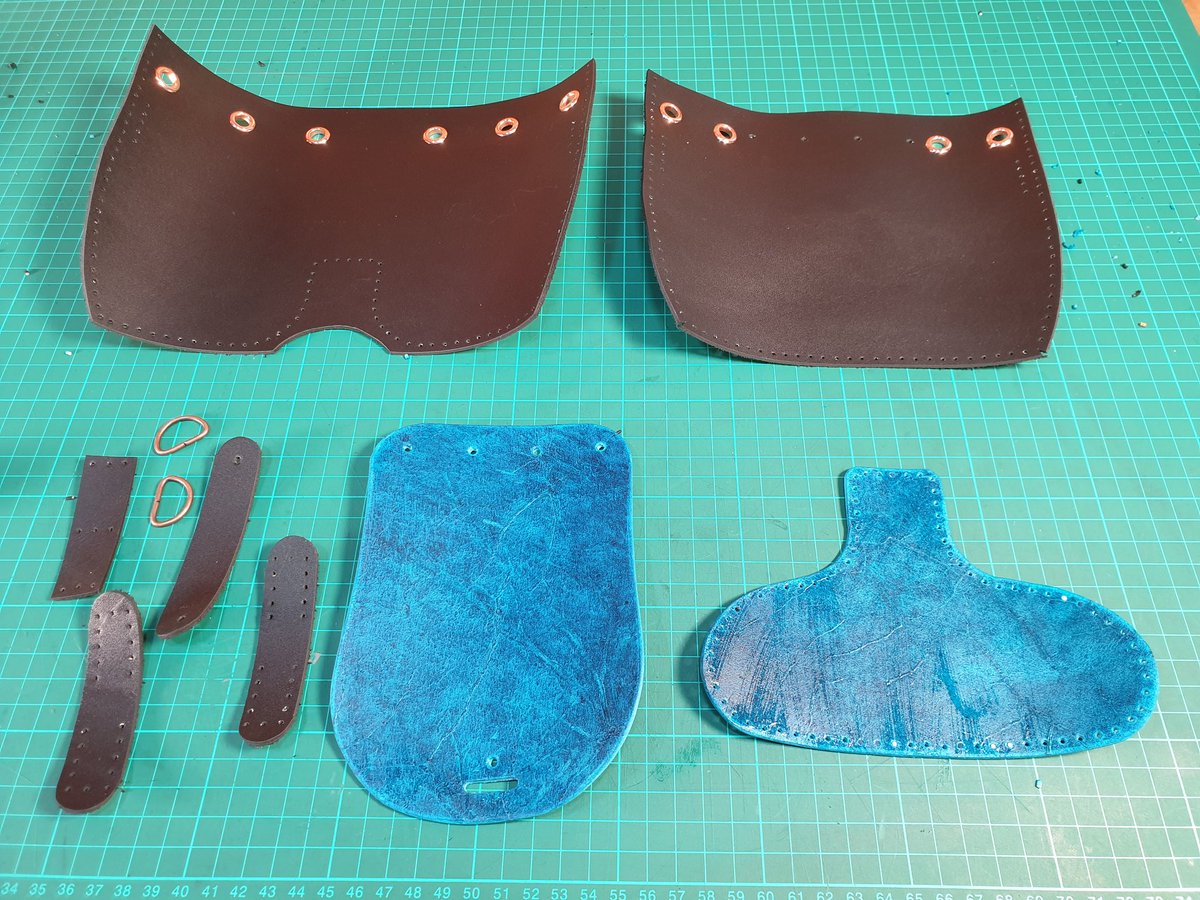 The first project in the new studio is going well! Just making a small shoulder bag from @dieselpunk.ro to get back in the flow of things! #leatherbag #leathercraft #tbch