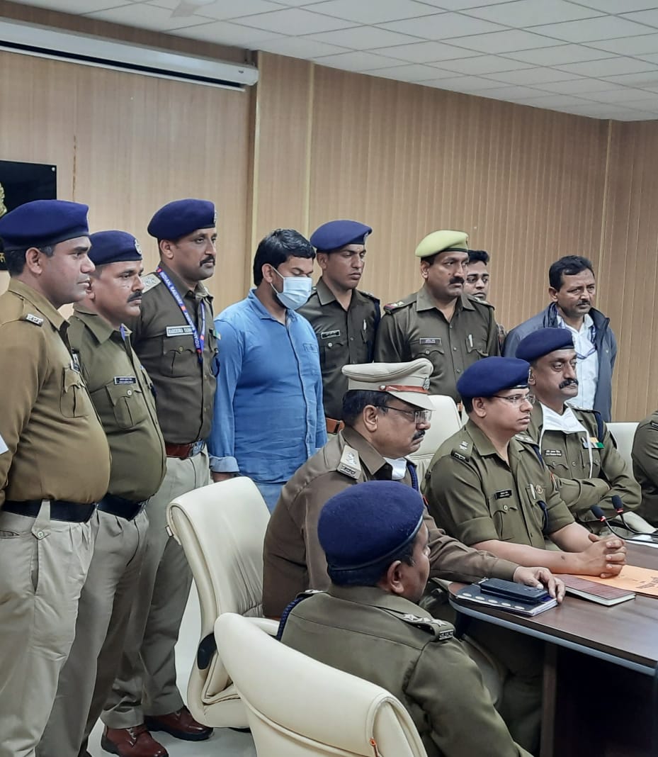 rpfner's tweet photo. @RPF_INDIA @arunkumar783 @gmner_gkp @nerailwaygkp  @RailMinIndia The untiring efforts of team NER/LJN Division lead to the arrest of notorious head of Touting Syndicate HAMID ASHRAF on his arrival from Dubai at Bengaluru. https://t.co/1AxSIGT7MU