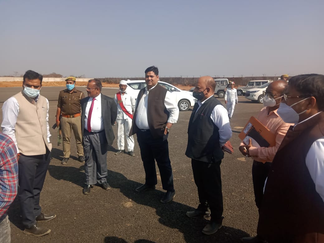 आयुक्त चित्रकूट धाम मंडल बांदा श्री दिनेश कुमार सिंह तथा जिलाधिकारी श्री शेषमणि पांडेय ने हवाई पट्टी के विस्तारीकरण के निर्माण कार्यों का औचक निरीक्षण किया।