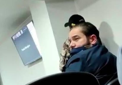 Y nuevamente en una madrugada, Jacobo Bucaram, detenido en Colombia por tráfico de insumos médicos, es LIBERADO y trasladado a ARRESTO DOMICILIARIO.

Todo, por un Juez que trata temas de violencia a la mujer.