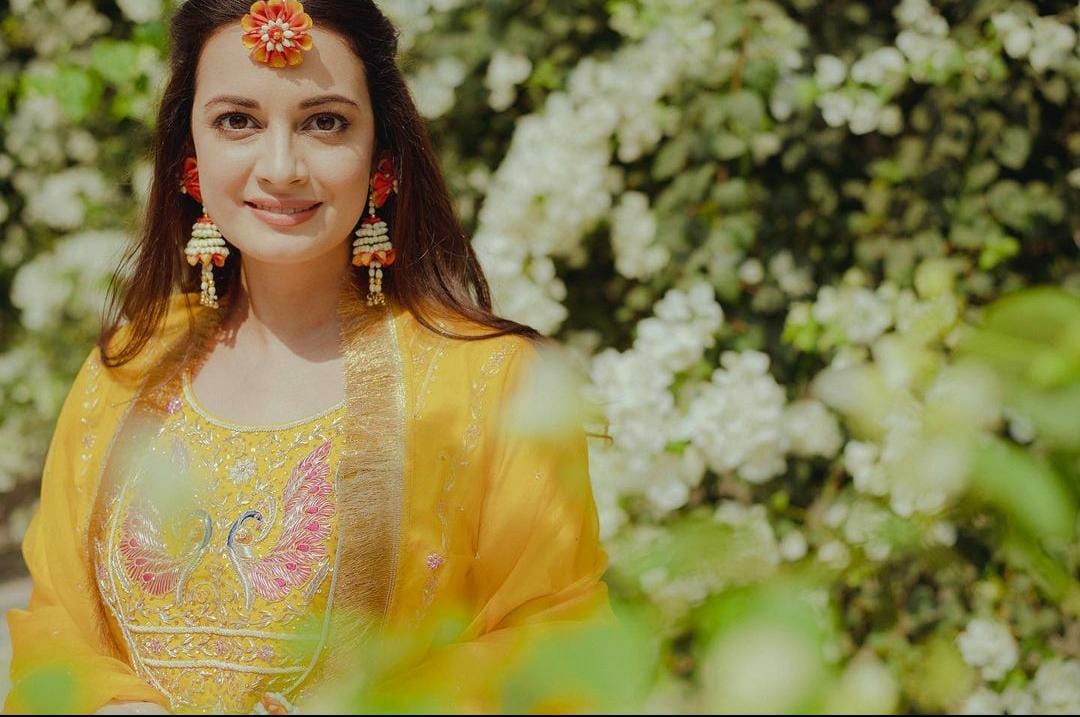 bollywood_life's tweet photo. Hello sunshine #DiaMirza🌞
Aren't happy brides the prettiest?
.
.
.
#bollywood #yellowbright #sunshine #prettylooks https://t.co/pQm1hY4hNc