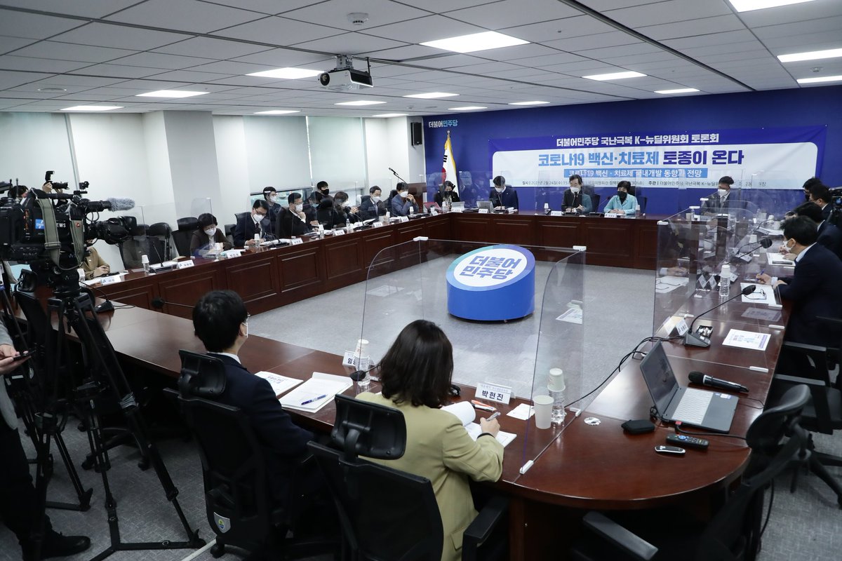 규제를 최소한 국제기준에 맞게 개선해야 합니다. 코로나19 백신과 치료제 개발 등 바이오헬스 산업을 발전시키려면 지원과 규제개선이 절실합니다.

안동 SK바이오사이언스에서 생산된 아스트라제네카 백신이 출시된 날. 바이오헬스산업 발전 방안과 백신ㆍ치료제 개발전략을 논의했습니다.