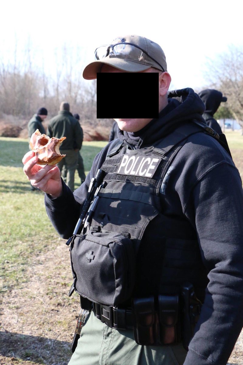 NashSakai's tweet photo. しつこく[コンドル EXO Plate Carrier]使用例。シンプルにPOLICEのパッチのみ。腰回りはDuty Beltそのまま、フロントに5.11のMEDポーチ。#le装備 #localle装備 #localpolice #localsheriff #condoroutdoor #fiveeleven #platecarrior https://t.co/TQoH22gF21