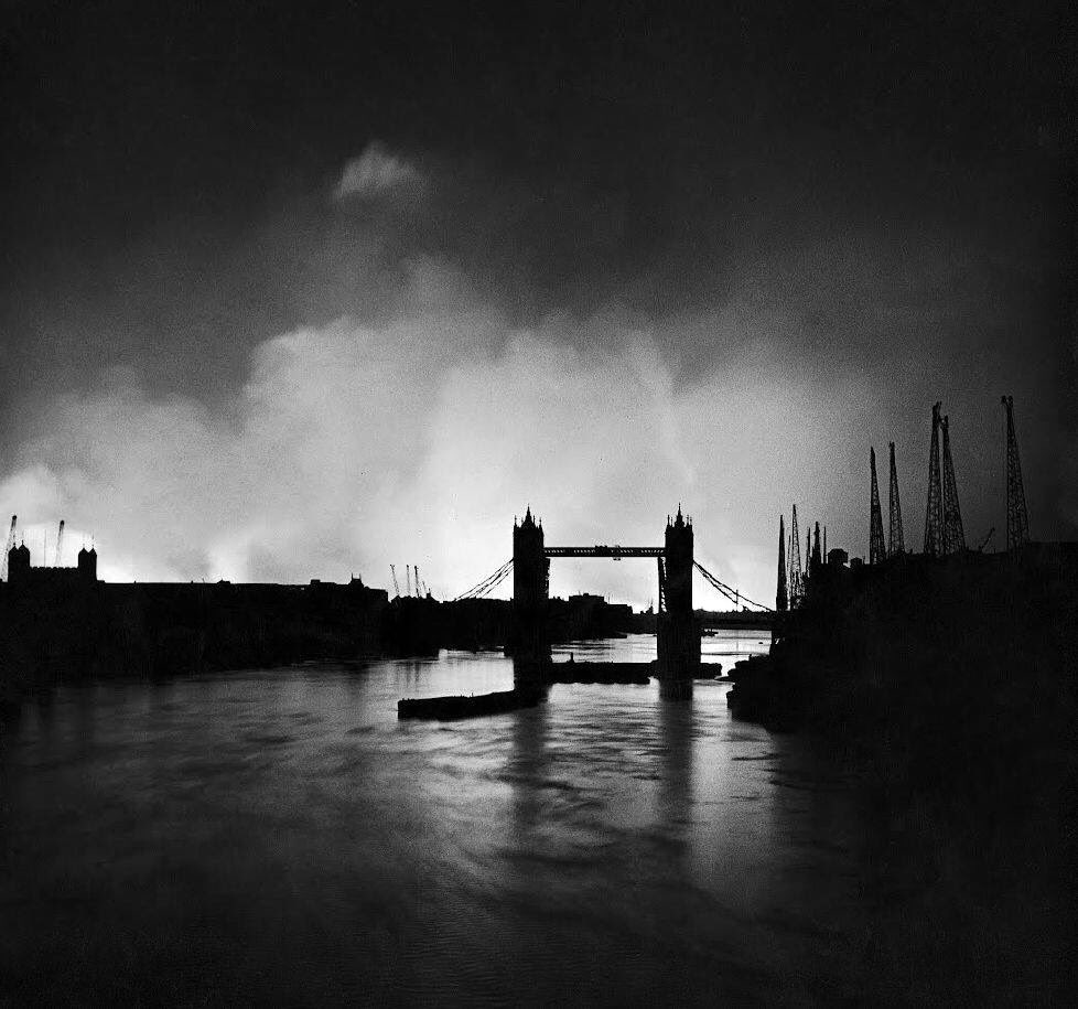 #HomeFront in #WW2: London burns after a night raid. An iconic Blitz image. #BlitzSpirit https://t.co/V9SY2zU0LO