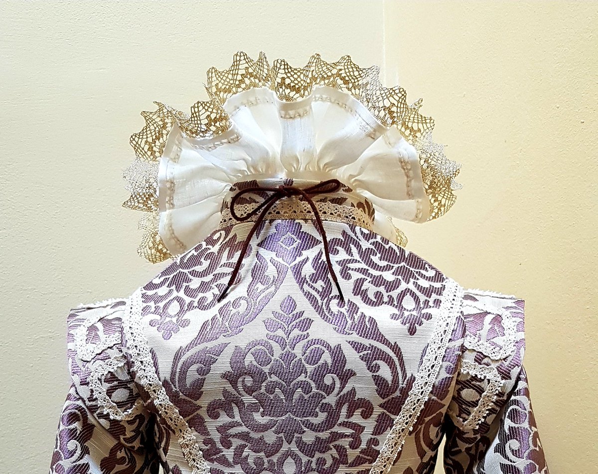 I always love the back view of these Elizabethan gowns. This one from <a href="/TheTudorTailor/">The Tudor Tailor</a> Tudor Child book.