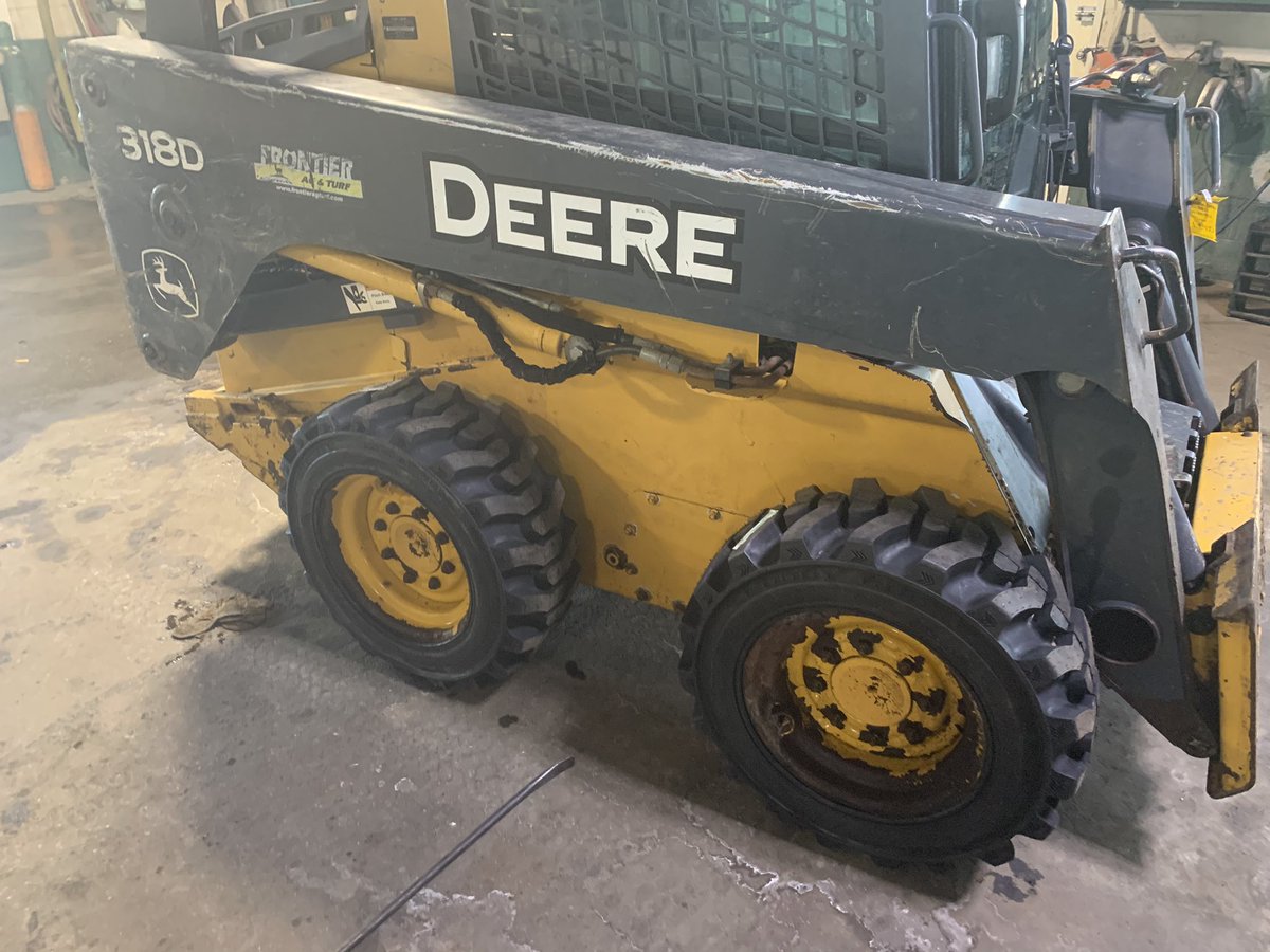 Couple of projects from last week a pair of 10.00-20 boss lift 3 on the back of a forklift.   Along with a set of 10-16.5 Muddy Buddies!  @YokohamaOHTA
