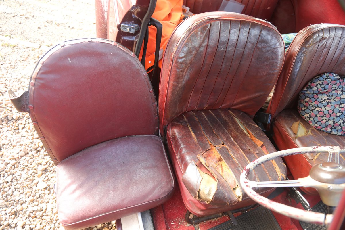 Marshrail's tweet photo. Next job, how to fit it. From A4 No. 60001 into my 1955 Morris. @chris_railway @railwaysillus @Modern_Railways @railexpress @BobGwynne @AntCoulls @jackboskett @LittleHKiwi @livingarchive1 @60007SNG @GarethDennis @MrTimDunn @TheFactCompiler @iLECSYS https://t.co/bU3FjFdUCN