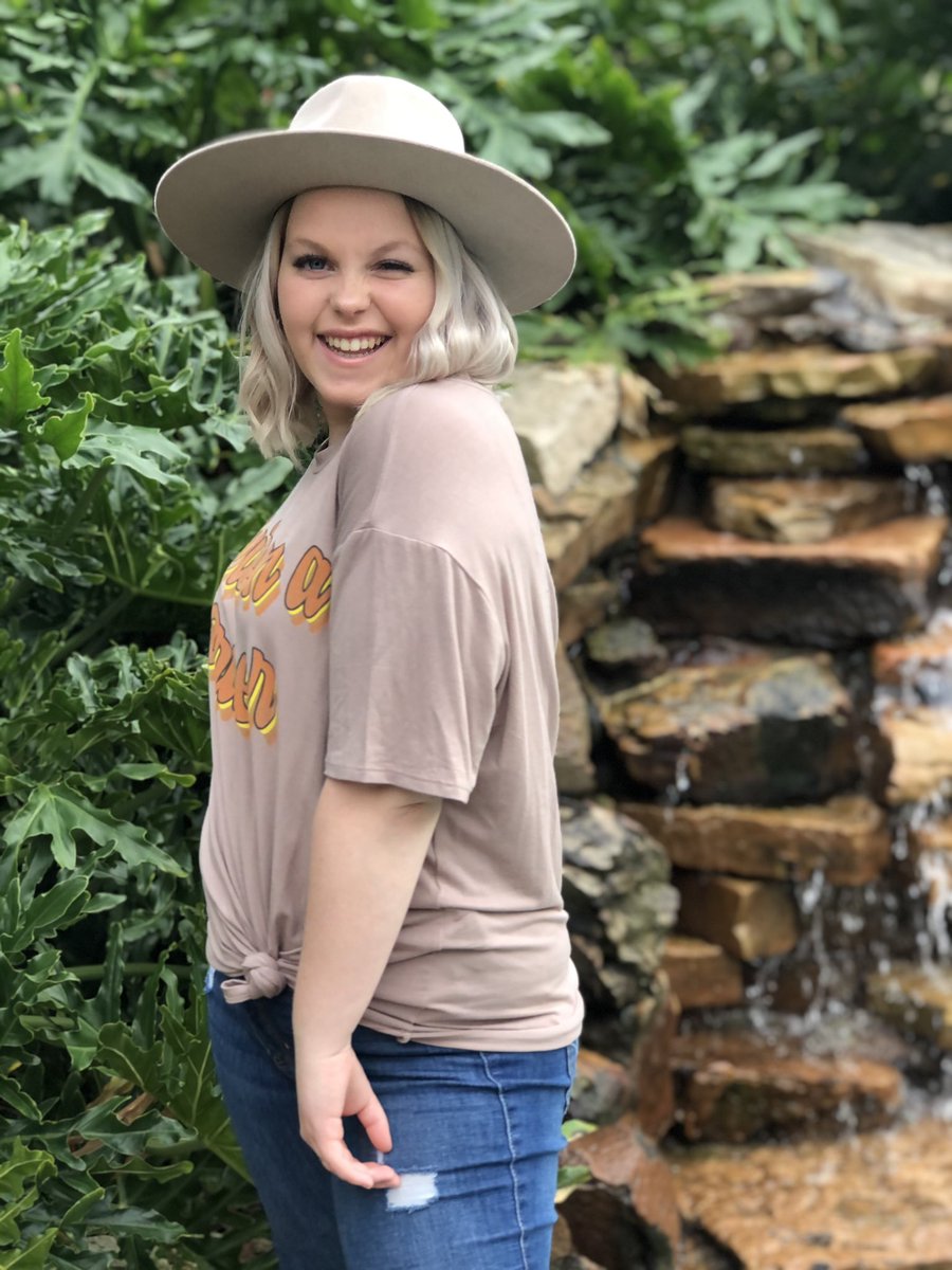 ash13ybarker's tweet photo. Happy 18th Birthday to my baby girl!!!   Your laugh is contagious and so is your smile.   Your future is bright and I can’t wait to be apart of your next chapter.  Love you to the moon and back.  OXOXO https://t.co/i08TSqoK2R