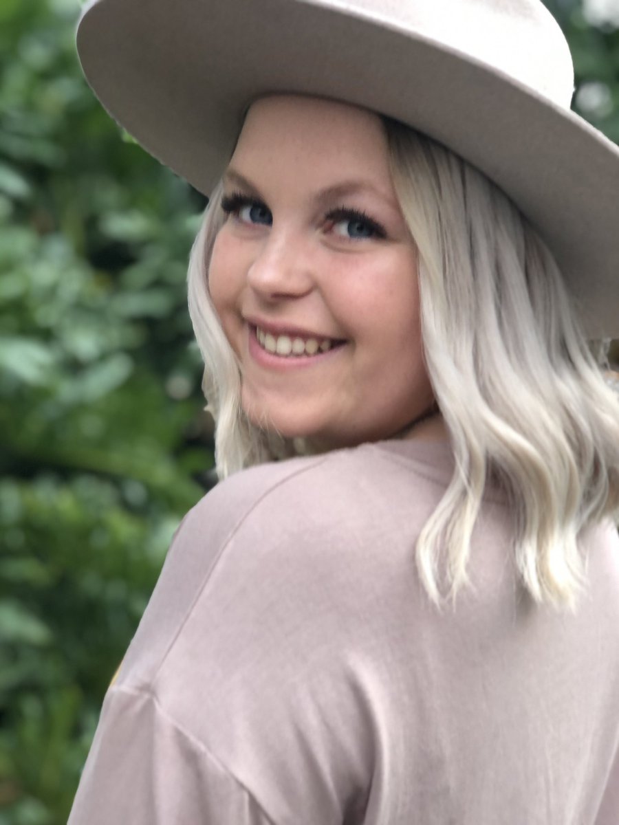 ash13ybarker's tweet photo. Happy 18th Birthday to my baby girl!!!   Your laugh is contagious and so is your smile.   Your future is bright and I can’t wait to be apart of your next chapter.  Love you to the moon and back.  OXOXO https://t.co/i08TSqoK2R