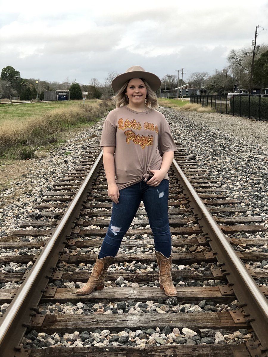ash13ybarker's tweet photo. Happy 18th Birthday to my baby girl!!!   Your laugh is contagious and so is your smile.   Your future is bright and I can’t wait to be apart of your next chapter.  Love you to the moon and back.  OXOXO https://t.co/i08TSqoK2R