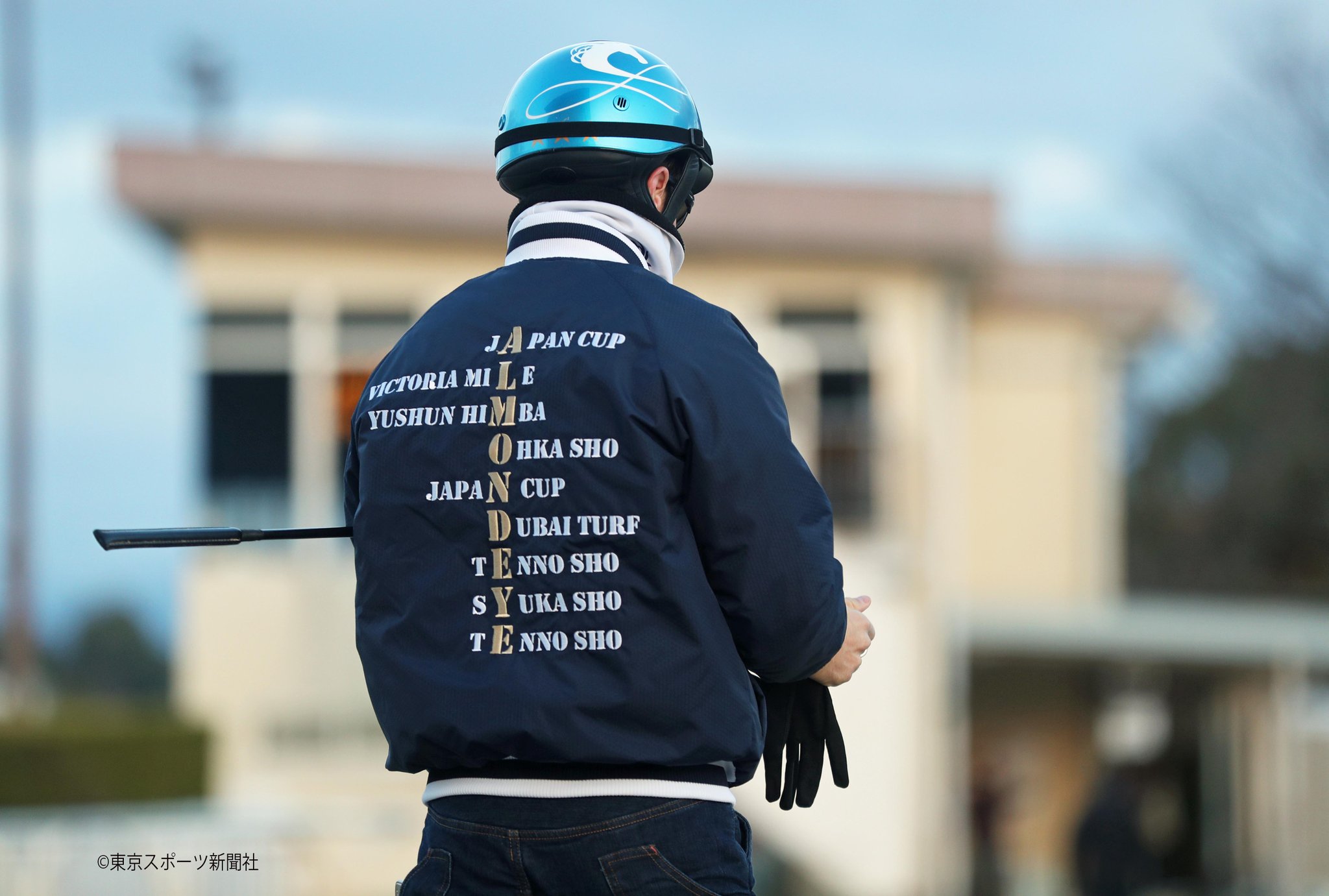 アーモンドアイジャンパー