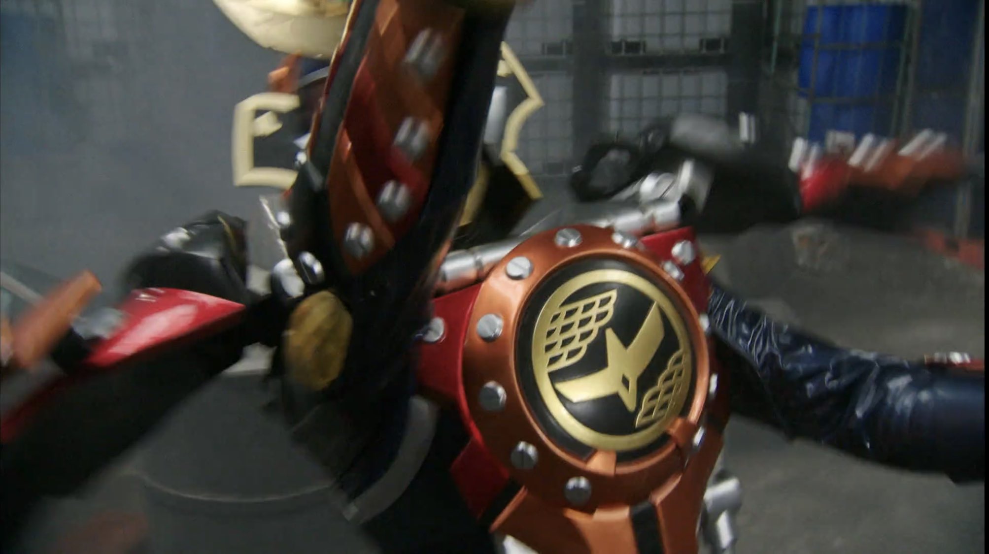 戦極ユイ ２７日にyoutubeで配信される仮面ライダー鎧武第２８話の個人的オススメポイントは怒りに任せてカミキリインベスくんを空中回転させる威力のアッパーをぶちかます鎧武カチドキアームズですぜ 挿入歌の Raise Up Your Flag と佐野岳氏の気合の