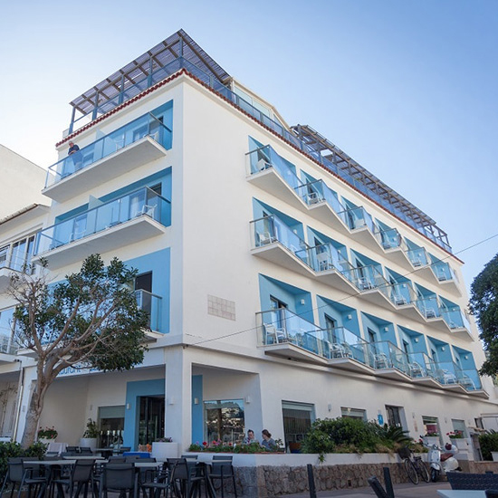 sollerweb's tweet image. Hotel Showcase.... 1 a day.... Keeping our fingers crossed for summer holidays 🤞.... book your hotel now!

HOTEL LOS GERANIOS - a boutique hotel with Repic Beach a few footsteps away!

sollerweb.com/geranios.html
Reservations: +34 971 631 440
@hlosgeranios 

#vacation #soller