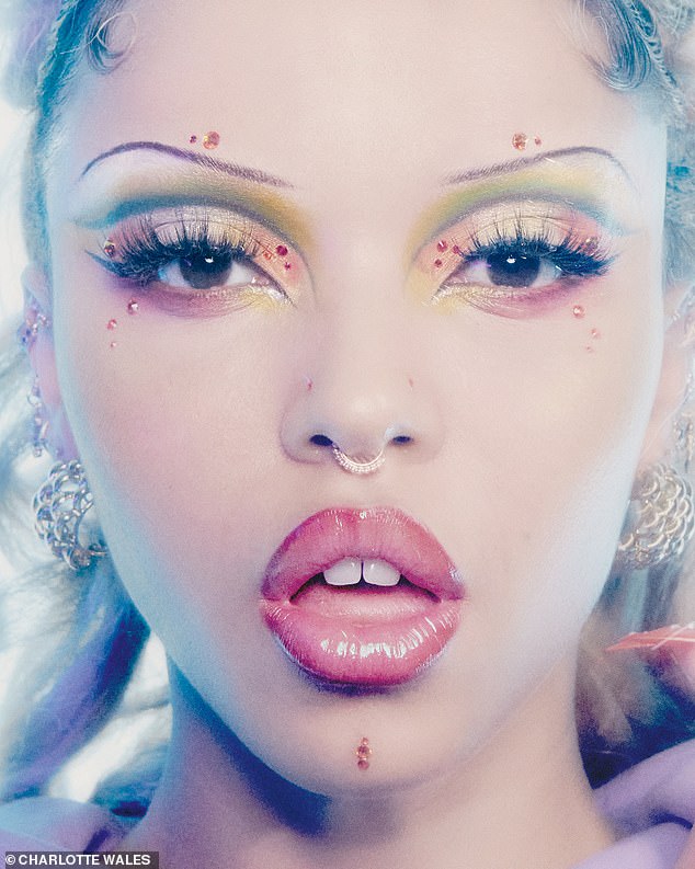 gagasyuyi's tweet photo. FKA twigs by charlotte wales for the face. https://t.co/Vovr5w7iyE