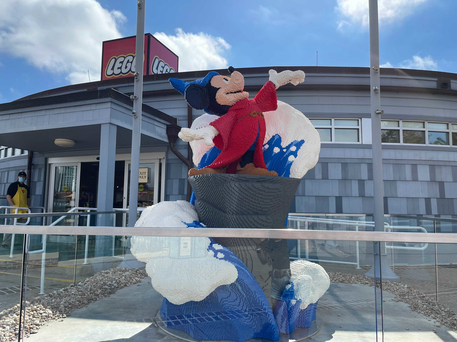 PHOTOS: Giant LEGO Sorcerer Mickey Sculpture Debuts at Disney Springs wdwnt.news/20210224014