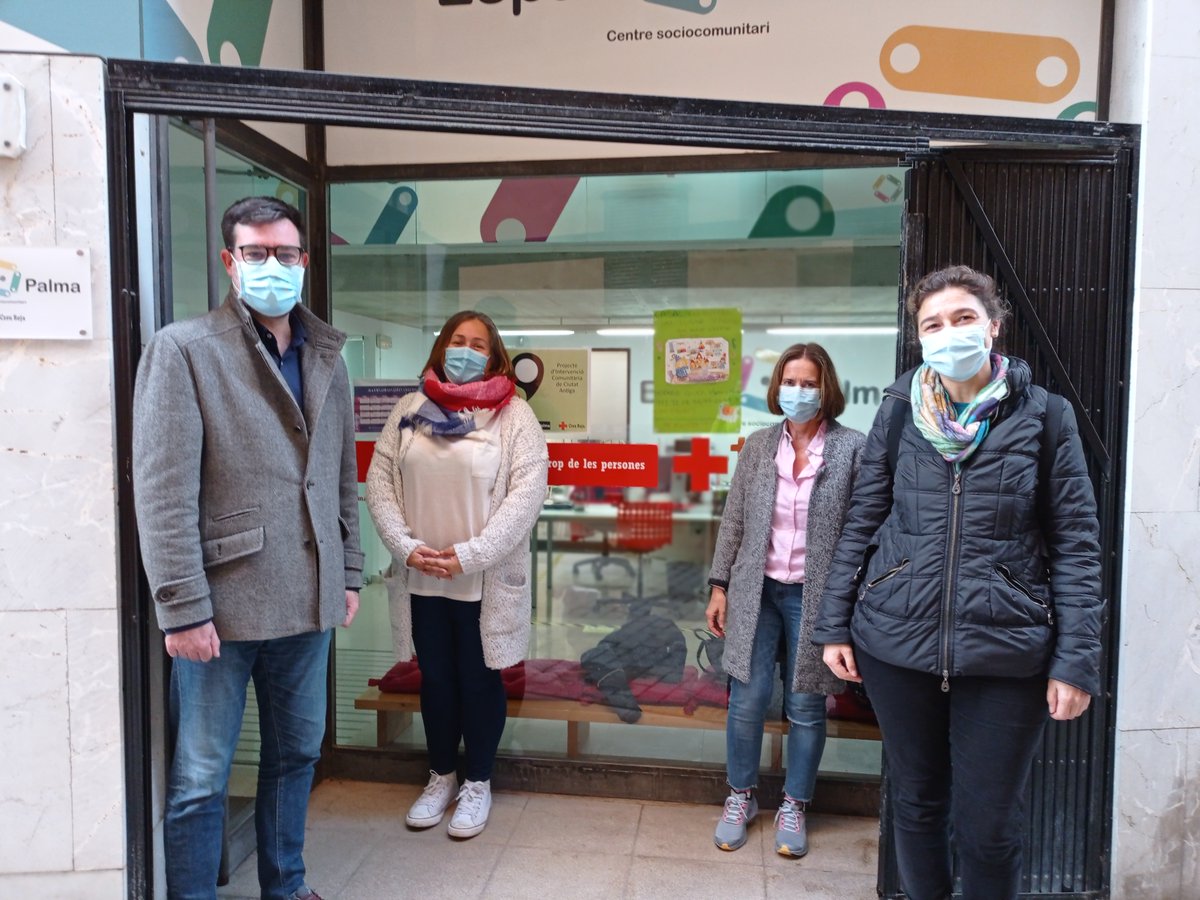 CreuRojaBalears's tweet photo. En @toninoguera, tinent de batle de Cultura i Benestar Social de l'@ajuntpalma, i na @marga_gaya, directora general d'infància, comunitari i projectes de Benestar Social, visiten #EspaiPalma, el nostre centre sociocomunitari al barri de la Calatrava. Gràcies pel vostre temps! https://t.co/wax1zjDzEo