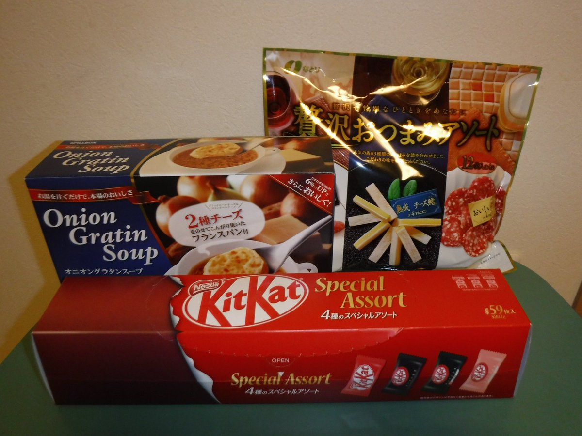 みいちゃんの恋人 原宿からコストコへe キットカット 贅沢おつまみ そしてelizabethおすすめのオニオングラタンスープを購入 人 フードコートではホットドッグを注文 オニオンをたっぷりかけた 閉店間際で椅子