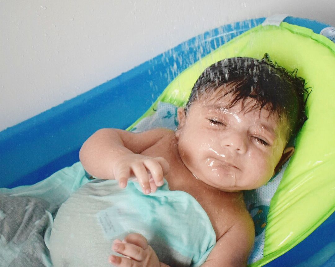 DEVlLSNOTE's tweet image. papa bathing his little boy zaki while his mom's out to get groceries.