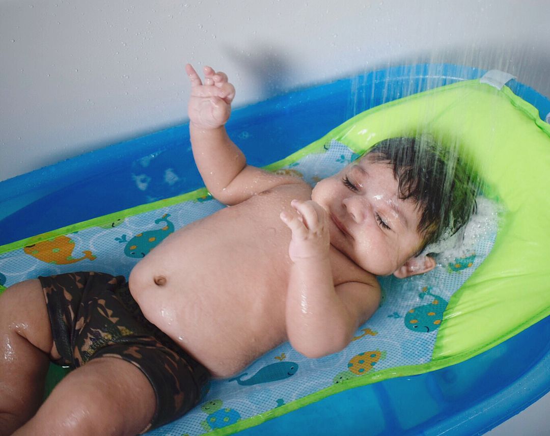 DEVlLSNOTE's tweet image. papa bathing his little boy zaki while his mom's out to get groceries.