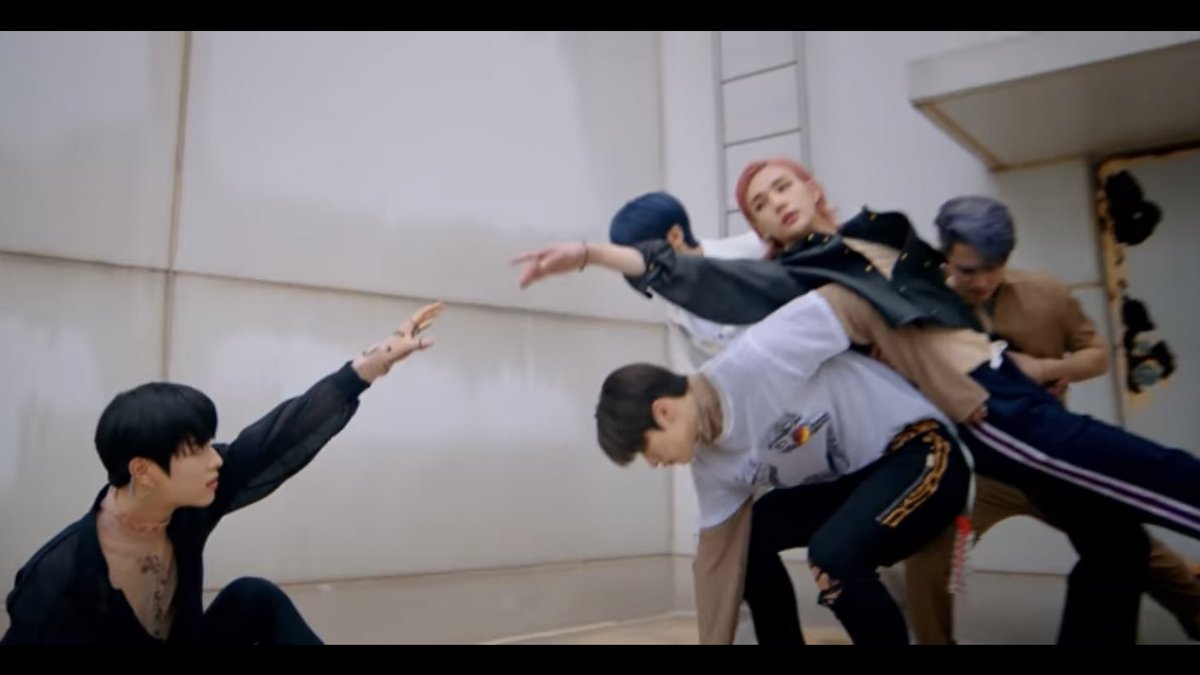 Stray kids "back door" команда. Джисон backdoor. Stray kids клип с пиццей. Чанбин thunderous. Стрей кидс как снимали клип.