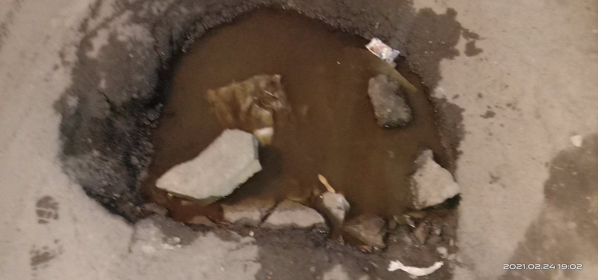 BapaRohit's tweet photo. Near say cheese Charni road big pothole'@mybmcWardD @Abhischavan @AKASHRAJBJP @mybmcRoads https://t.co/FfGjiWhtwP