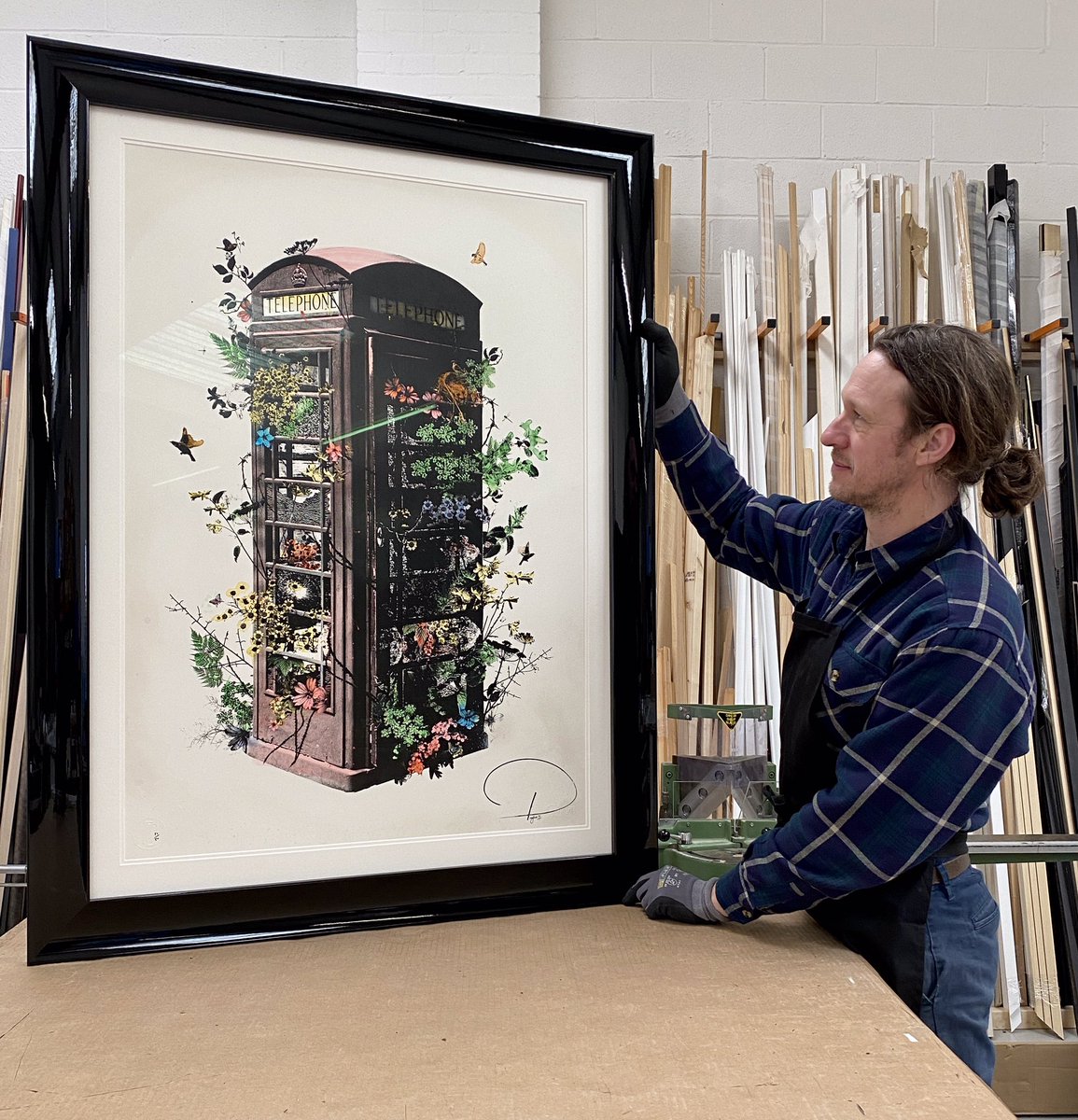 TheMasterframer's tweet image. Shout out to @whitehorsegallery @prefab77 for letting us frame this splendorous limited edition piece. 🖤🕺 🖤  #prefab77 #whitehorsegallery #limitededitionprints #customframing #bespokeframing #galleryart #appleframes